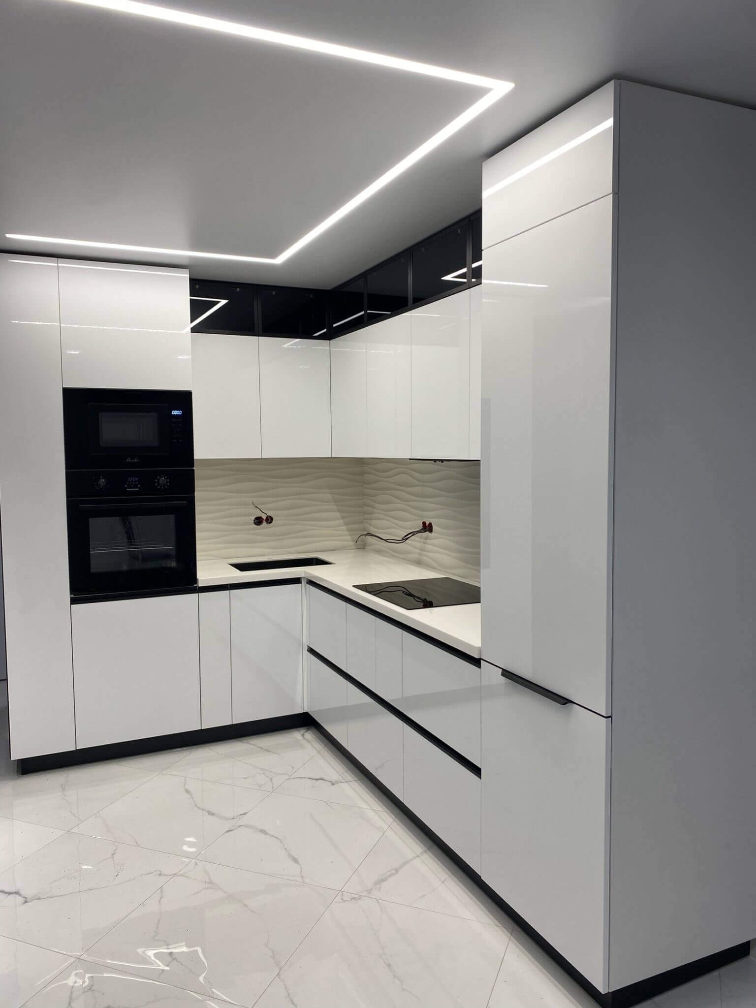 Кухни встроенные глянцевые